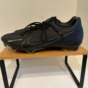 Nike Men's 10.5 Soccer Cleats - Mercurial Air Zoom. Black, Silver & Yellow.